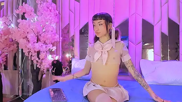 MadisonWood01 online show from November 9, 2025, 2:26 pm