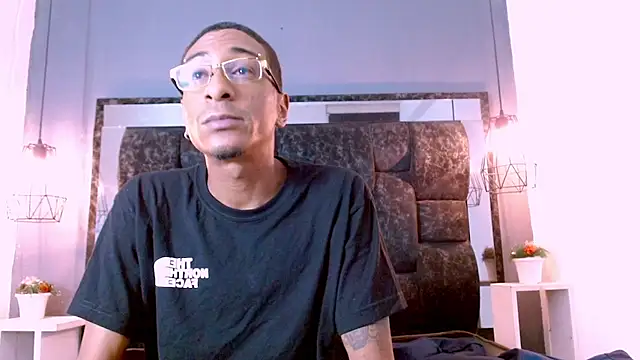 Snapshot of Jose_Smoke chatting on February 11, 2025, 4:11 am Jose Smoke online show from February 11, 2025, 4:11 am