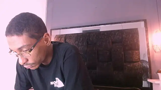 Snapshot of Jose_Smoke chatting on February 21, 2025, 2:39 am Jose Smoke online show from February 21, 2025, 2:39 am