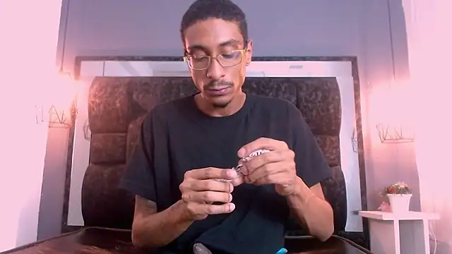 Snapshot of Jose_Smoke chatting on February 21, 2025, 8:51 am Jose Smoke online show from February 21, 2025, 8:51 am
