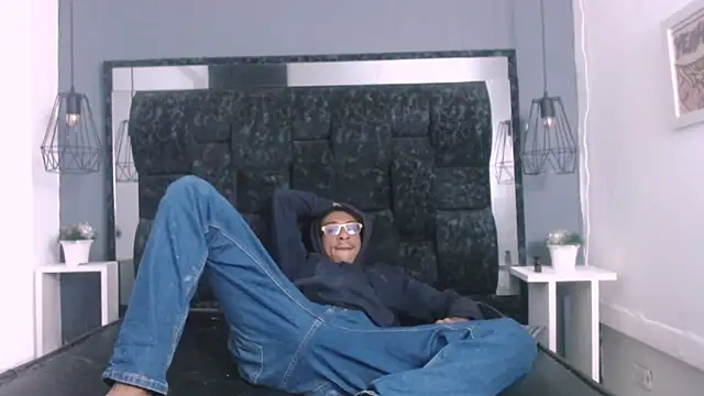 Snapshot of Jose_Smoke chatting on March 8, 2025, 9:17 am Jose Smoke online show from March 8, 2025, 9:17 am