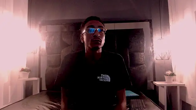 Snapshot of Jose_Smoke chatting on March 16, 2025, 3:47 am Jose Smoke online show from March 16, 2025, 3:47 am