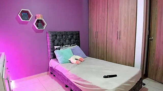 Snapshot of Medelynevans1 chatting on September 24, 2025, 12:14 am Medelynevans1 online show from September 24, 2025, 12:14 am