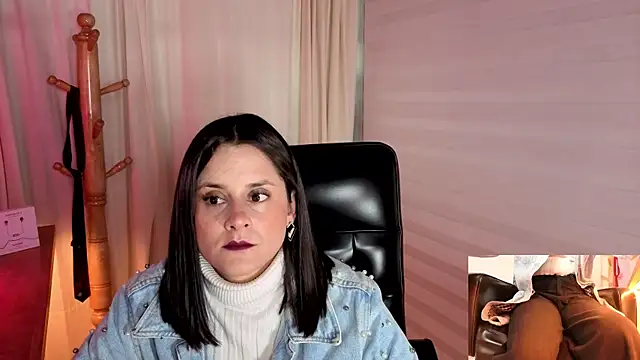 Snapshot of Alice_milf_ chatting on October 22, 2025, 11:10 am Alice milf  online show from October 22, 2025, 11:10 am