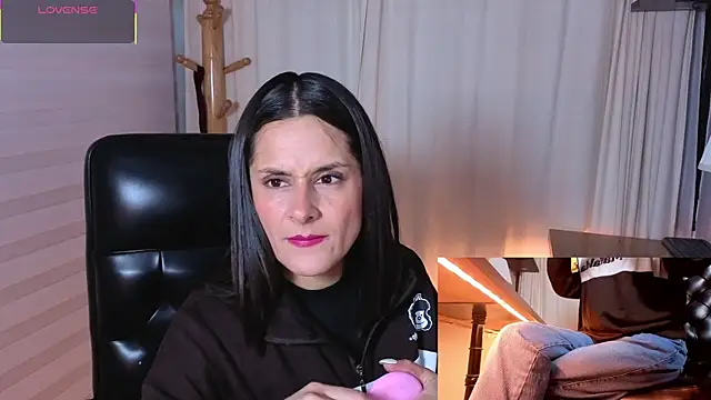 Snapshot of Alice_milf_ chatting on October 28, 2025, 11:03 am Alice milf  online show from October 28, 2025, 11:03 am