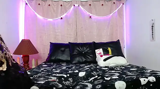 Red Hinata  online show from February 12, 2025, 8:18 pm