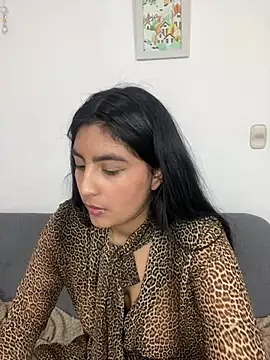 cloe small online show from February 13, 2025, 2:34 am