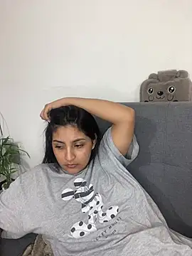 cloe small online show from February 22, 2025, 5:23 am