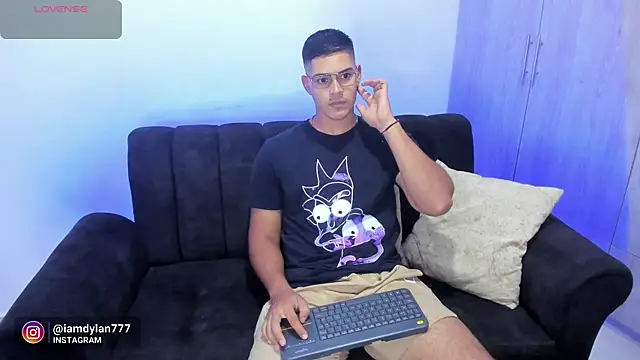 Snapshot of Iamdylan777 chatting on January 28, 2025, 1:39 am Iamdylan777 online show from January 28, 2025, 1:39 am