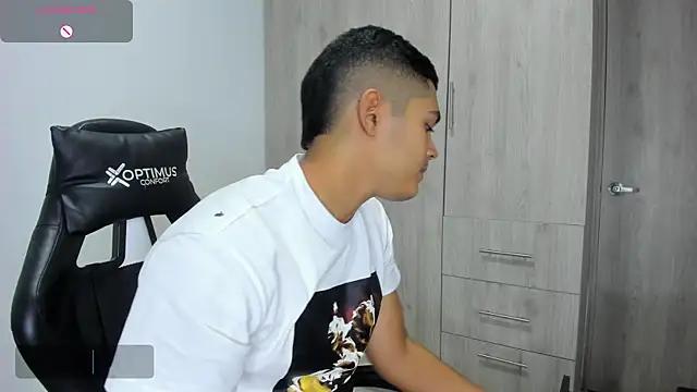 Snapshot of Iamdylan777 chatting on February 1, 2025, 6:43 am Iamdylan777 online show from February 1, 2025, 6:43 am