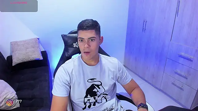 Snapshot of Iamdylan777 chatting on February 2, 2025, 6:48 am Iamdylan777 online show from February 2, 2025, 6:48 am