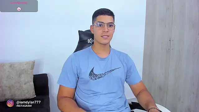 Snapshot of Iamdylan777 chatting on February 3, 2025, 6:45 am Iamdylan777 online show from February 3, 2025, 6:45 am