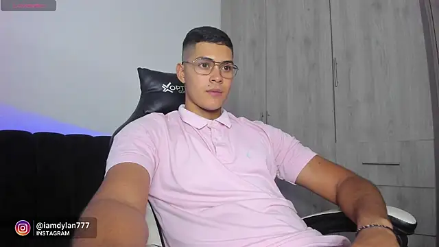 Snapshot of Iamdylan777 chatting on February 12, 2025, 4:54 am Iamdylan777 online show from February 12, 2025, 4:54 am