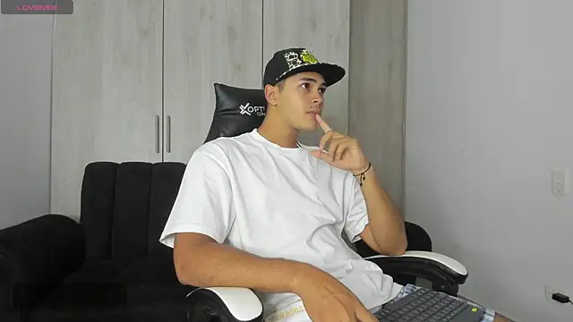 Snapshot of Iamdylan777 chatting on February 23, 2025, 1:24 am Iamdylan777 online show from February 23, 2025, 1:24 am