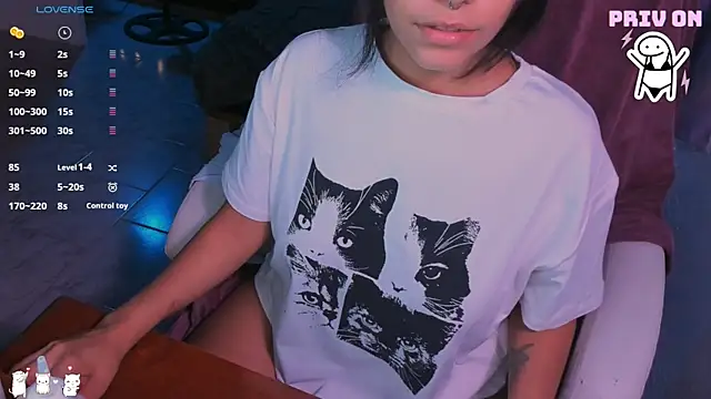AllisonCatUwU online show from December 11, 2024, 8:18 pm
