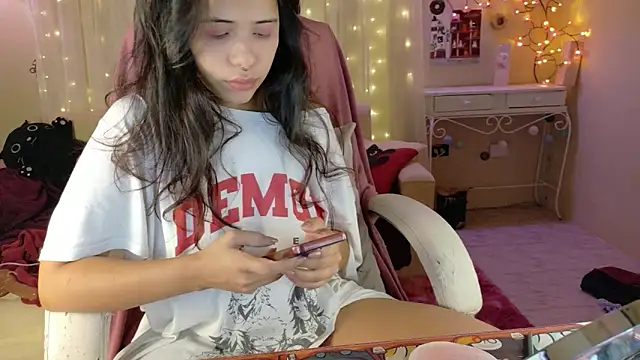 AllisonCatUwU online show from April 7, 2026, 3:34 pm