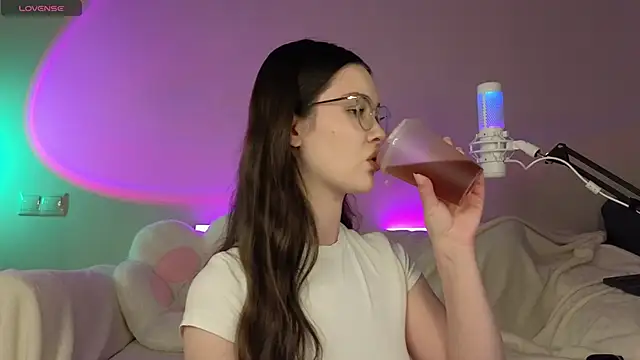 Snapshot of AokiAnna chatting on October 8, 2025, 6:22 am AokiAnna online show from October 8, 2025, 6:22 am