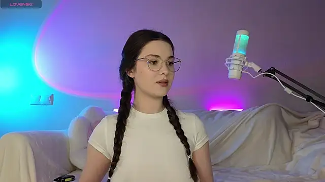 Snapshot of AokiAnna chatting on October 9, 2025, 6:44 am AokiAnna online show from October 9, 2025, 6:44 am