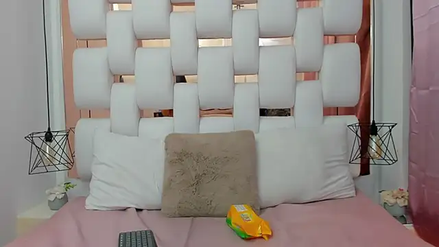 Snapshot of EmmyCruzZ chatting on September 16, 2025, 7:04 pm EmmyCruzZ online show from September 16, 2025, 7:04 pm