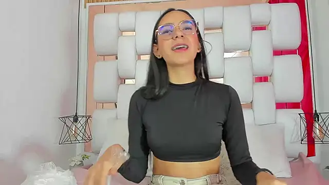 Snapshot of EmmyCruzZ chatting on September 19, 2025, 7:03 pm EmmyCruzZ online show from September 19, 2025, 7:03 pm