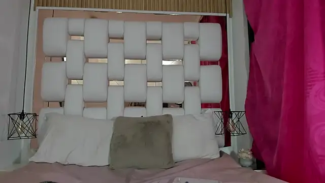 Snapshot of EmmyCruzZ chatting on September 27, 2025, 7:19 pm EmmyCruzZ online show from September 27, 2025, 7:19 pm