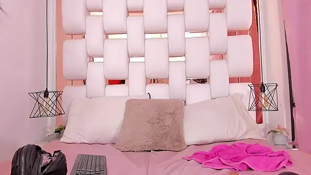 Snapshot of EmmyCruzZ chatting on October 9, 2025, 7:23 pm EmmyCruzZ online show from October 9, 2025, 7:23 pm