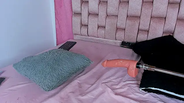 Emma Evelyn online show from October 12, 2025, 7:13 pm