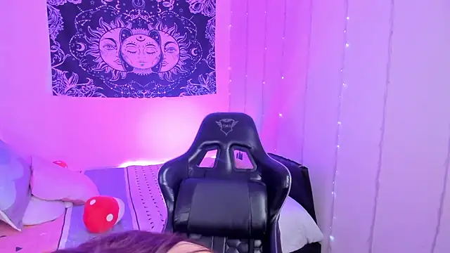 Snapshot of Fernanda__ chatting on February 5, 2025, 8:32 am Fernanda   online show from February 5, 2025, 8:32 am