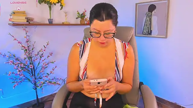 Chanelll Taylorr  online show from April 26, 2026, 2:04 pm