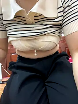 Snapshot of Milk_Mom99 chatting on November 1, 2025, 4:58 am Milk Mom99 online show from November 1, 2025, 4:58 am