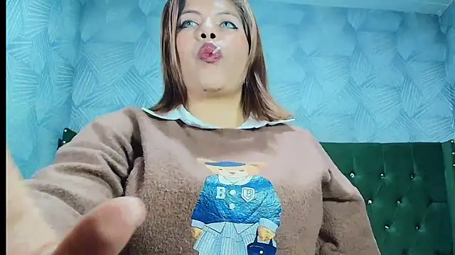 Snapshot of CurvyJulieth chatting on May 4, 2026, 11:23 pm CurvyJulieth online show from May 4, 2026, 11:23 pm