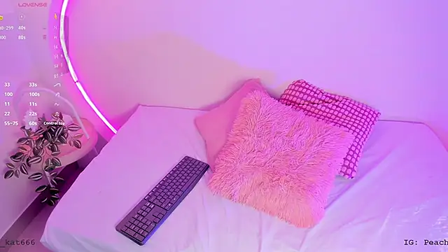 katiepeach  online show from February 8, 2025, 1:11 pm