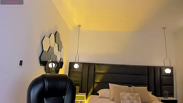 VictoriaMilan  online show from December 12, 2024, 7:37 pm