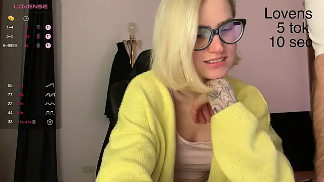 Snapshot of Sexy_Sweets chatting on October 20, 2025, 6:30 pm Sexy Sweets online show from October 20, 2025, 6:30 pm