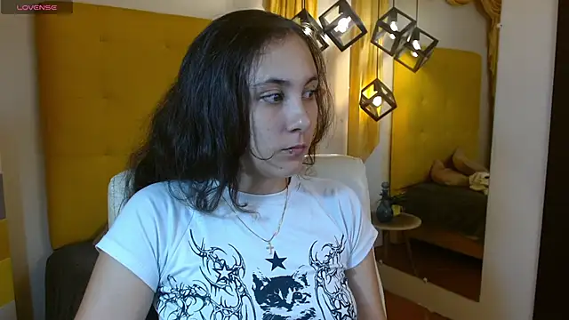 xlunna online show from November 28, 2025, 7:05 pm