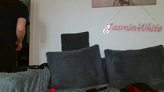 Jasmin-White online show from May 6, 2026, 4:01 pm