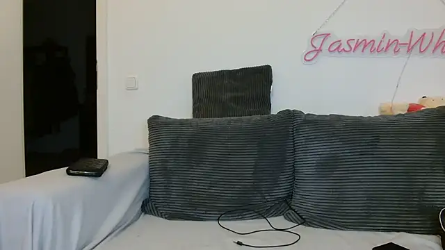 Jasmin-White online show from July 1, 2026, 5:12 pm