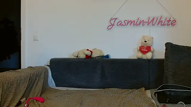 Jasmin-White online show from July 8, 2026, 5:17 pm