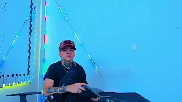 HOT boy2025 online show from September 27, 2025, 11:43 pm