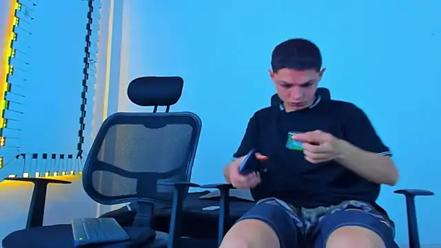 HOT boy2025 online show from November 15, 2025, 2:42 am