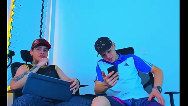 HOT boy2025 online show from November 30, 2025, 5:00 am