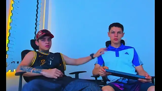 HOT boy2025 online show from November 30, 2025, 5:06 pm