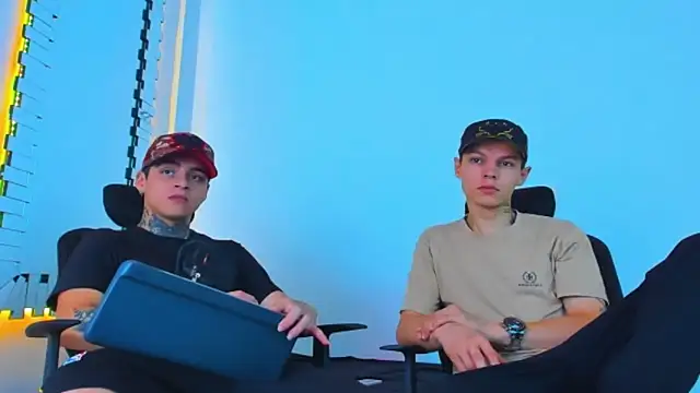 HOT boy2025 online show from December 17, 2025, 4:57 pm