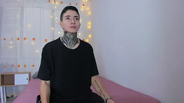 Tinny and Candy online show from November 2, 2025, 12:18 pm