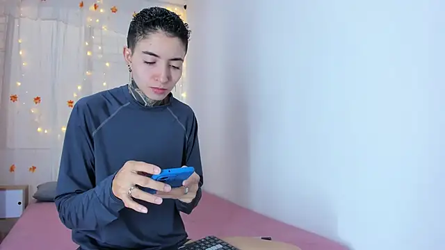 Tinny and Candy online show from November 6, 2025, 12:17 pm