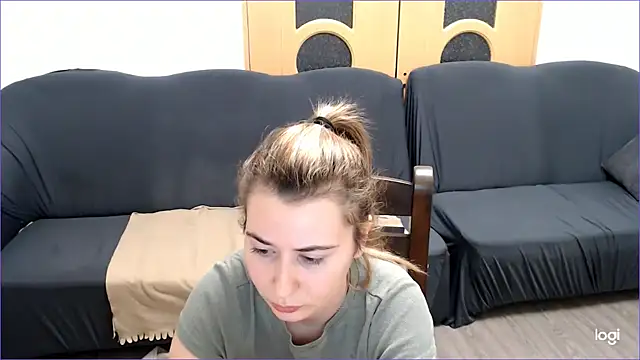 VioletaFlower7 online show from December 18, 2024, 6:46 pm