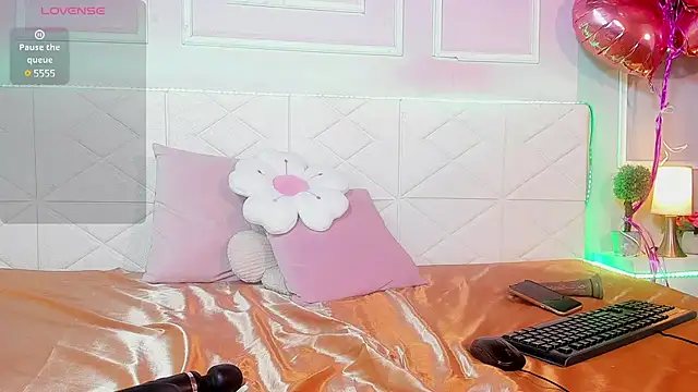 Snapshot of OraLarson chatting on March 17, 2025, 2:45 pm OraLarson online show from March 17, 2025, 2:45 pm