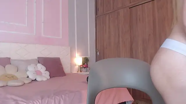 Snapshot of OraLarson chatting on September 19, 2025, 11:55 am OraLarson online show from September 19, 2025, 11:55 am