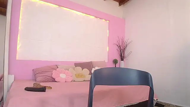 Snapshot of OraLarson chatting on October 26, 2025, 12:00 pm OraLarson online show from October 26, 2025, 12:00 pm