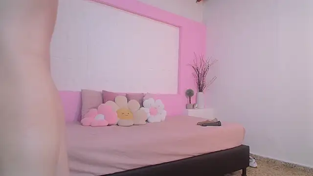 Snapshot of OraLarson chatting on October 30, 2025, 12:06 pm OraLarson online show from October 30, 2025, 12:06 pm